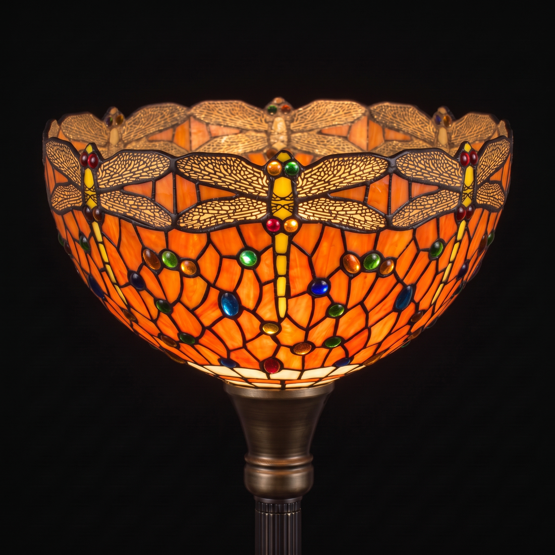 Gros plan abat-jour allumé du lampadaire Tiffany Libellula Tramonto – libellules, verre orange et perles de verre colorées