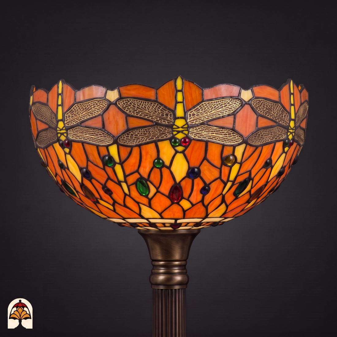 Gros plan abat-jour éteint du lampadaire Tiffany Libellula Tramonto, libellules aux ailes dentelées et perles de verre