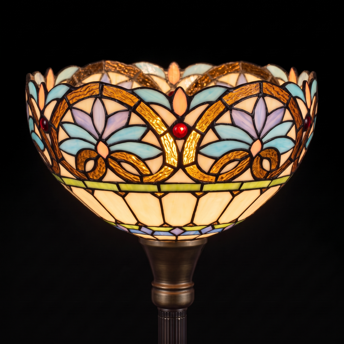 Tiffany vloerlamp Lucette Celeste ⌀30 cm – close-up glas-in-lood kap met amberkleurige krullen en robijnrode glasparels