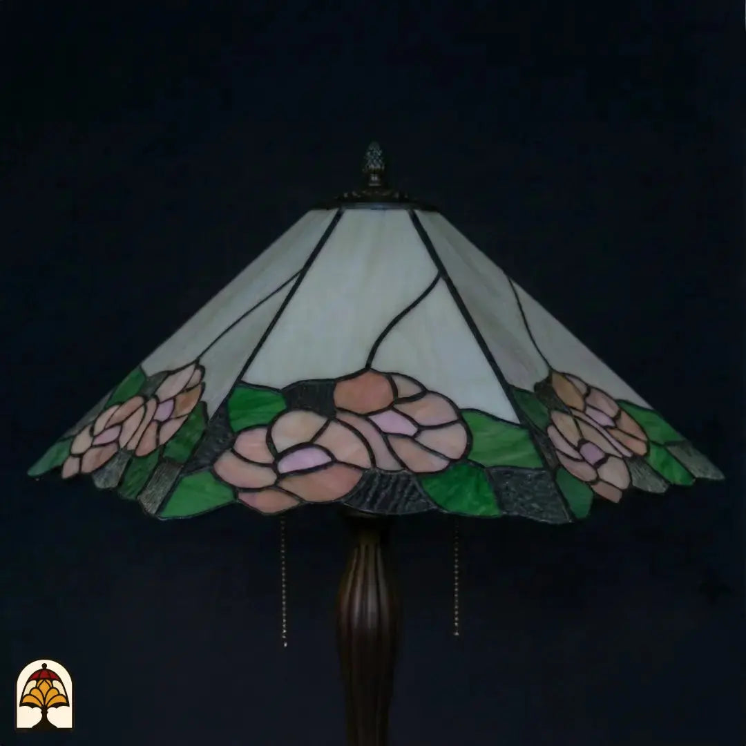 Gros plan abat-jour éteint lampe de table Tiffany Alba Sereno sous un autre angle, roses roses, feuilles vertes, dessus blanc de l'abat-jour