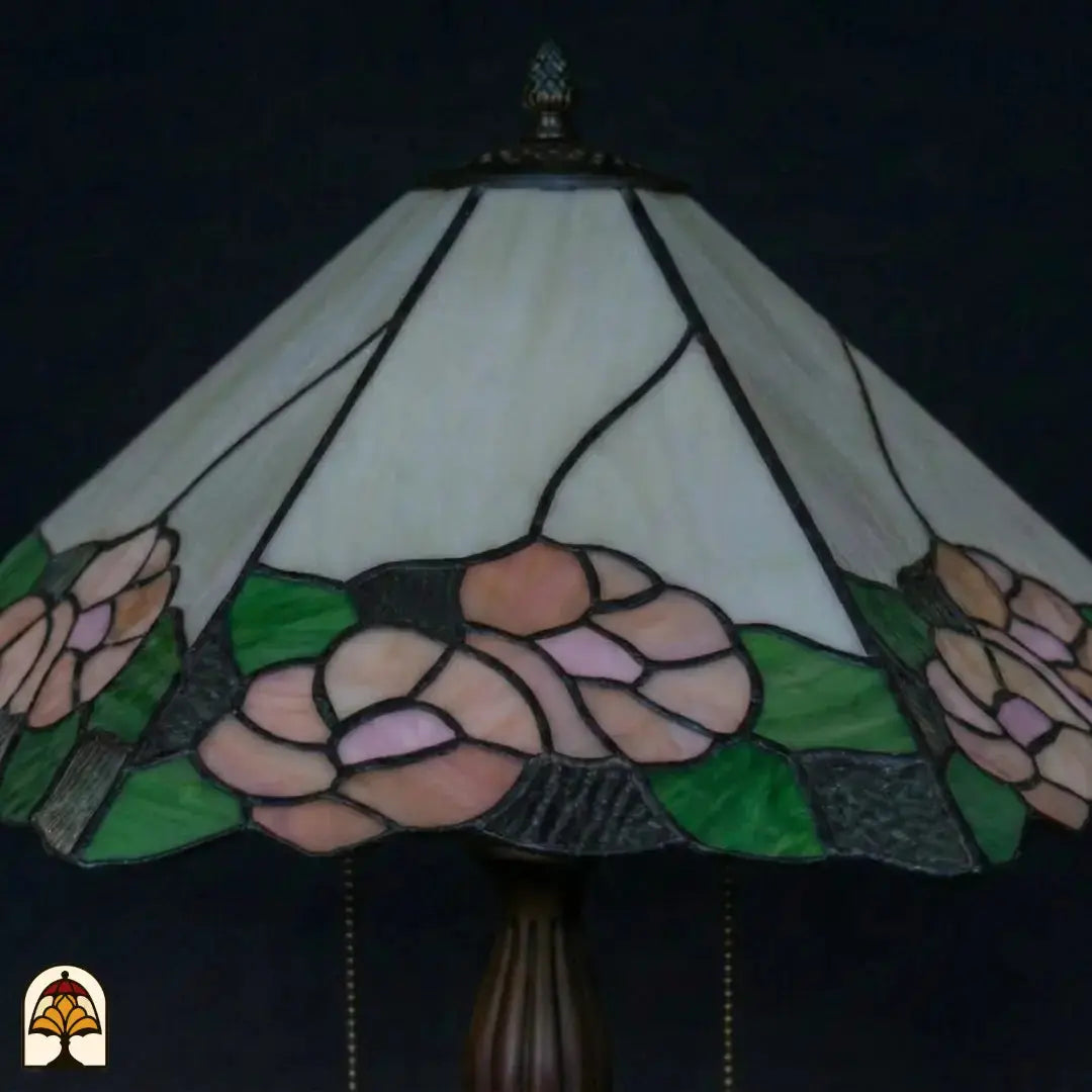 Gros plan abat-jour éteint lampe de table Tiffany Alba Sereno, roses roses et feuilles vertes, panneaux de bordure gris nervurés