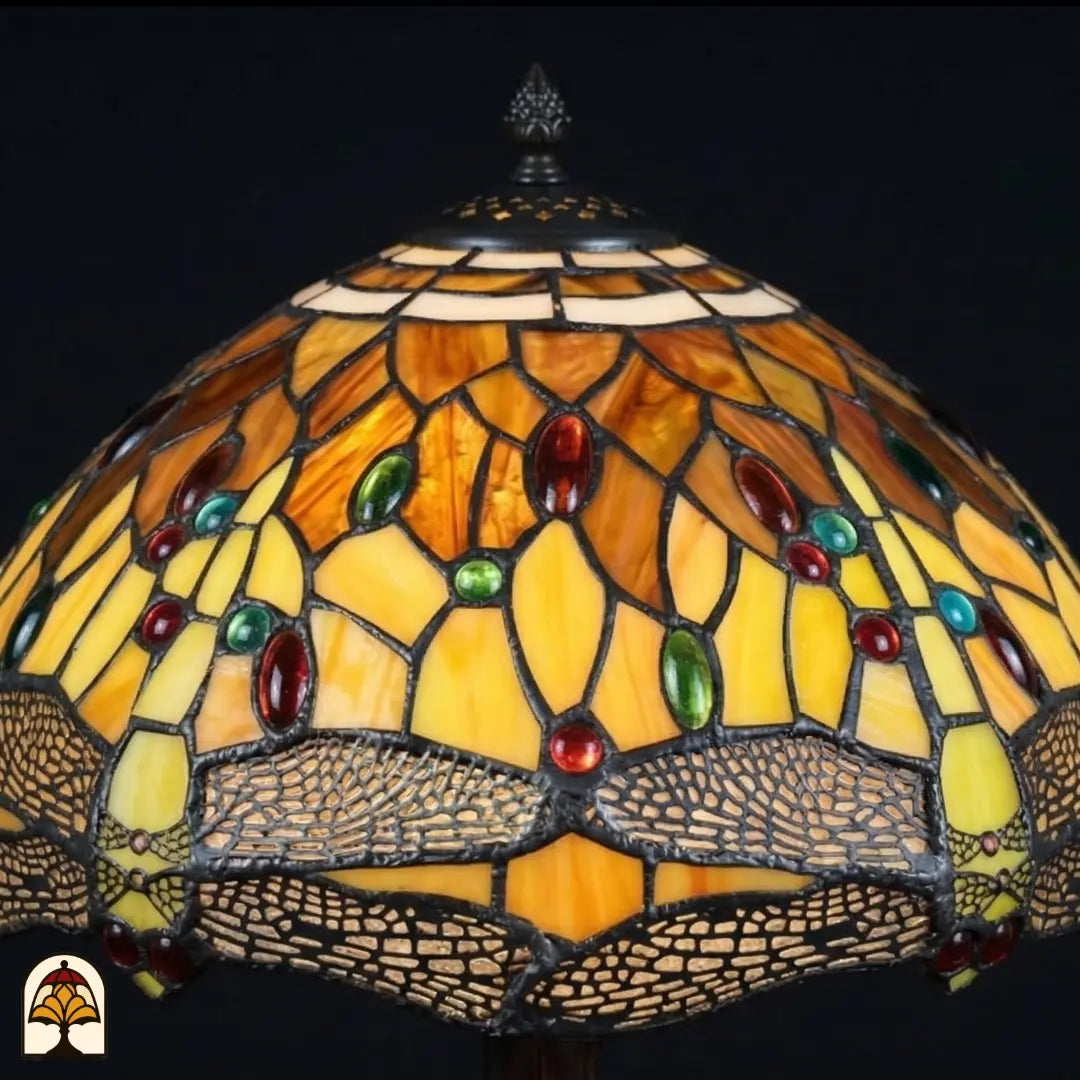 Gros plan abat-jour Libellula Aurea ⌀30 éteint, panneaux de vitrail ambré-orange et jaunes avec cabochons ovales rouges et verts et frise de libellules