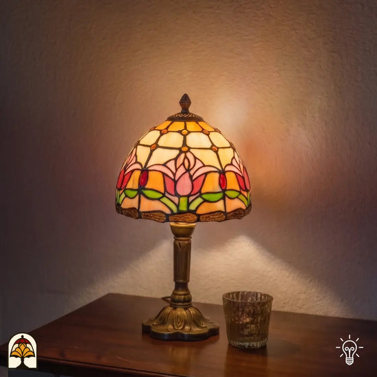 Verlichte Tiffany lamp tafellamp Tulipa ⌀20 cm in interieur – koepelkap met roze en rode tulpen op crème glas-in-lood, bronzen kolomvoet