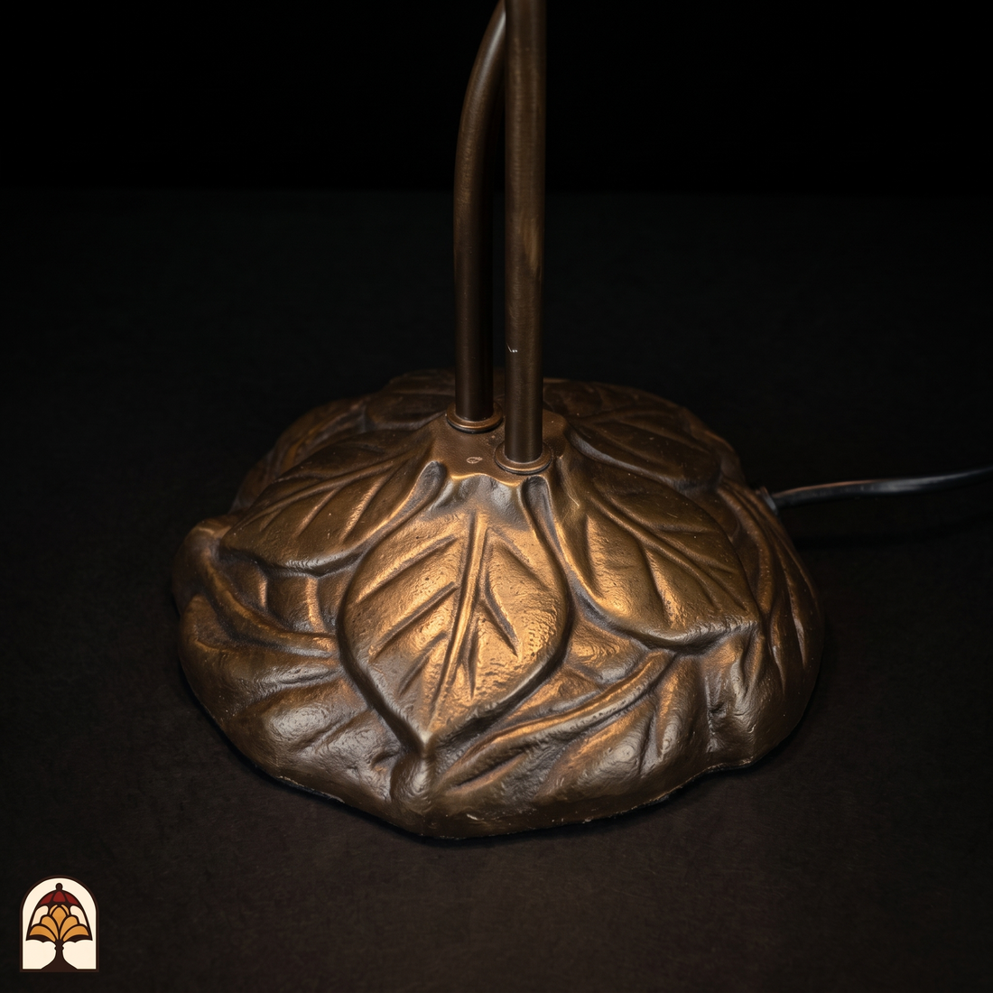 Tiffany tafellamp Lotus Sereno Doppio ⌀20 cm – close-up bronskleurige bladvoet