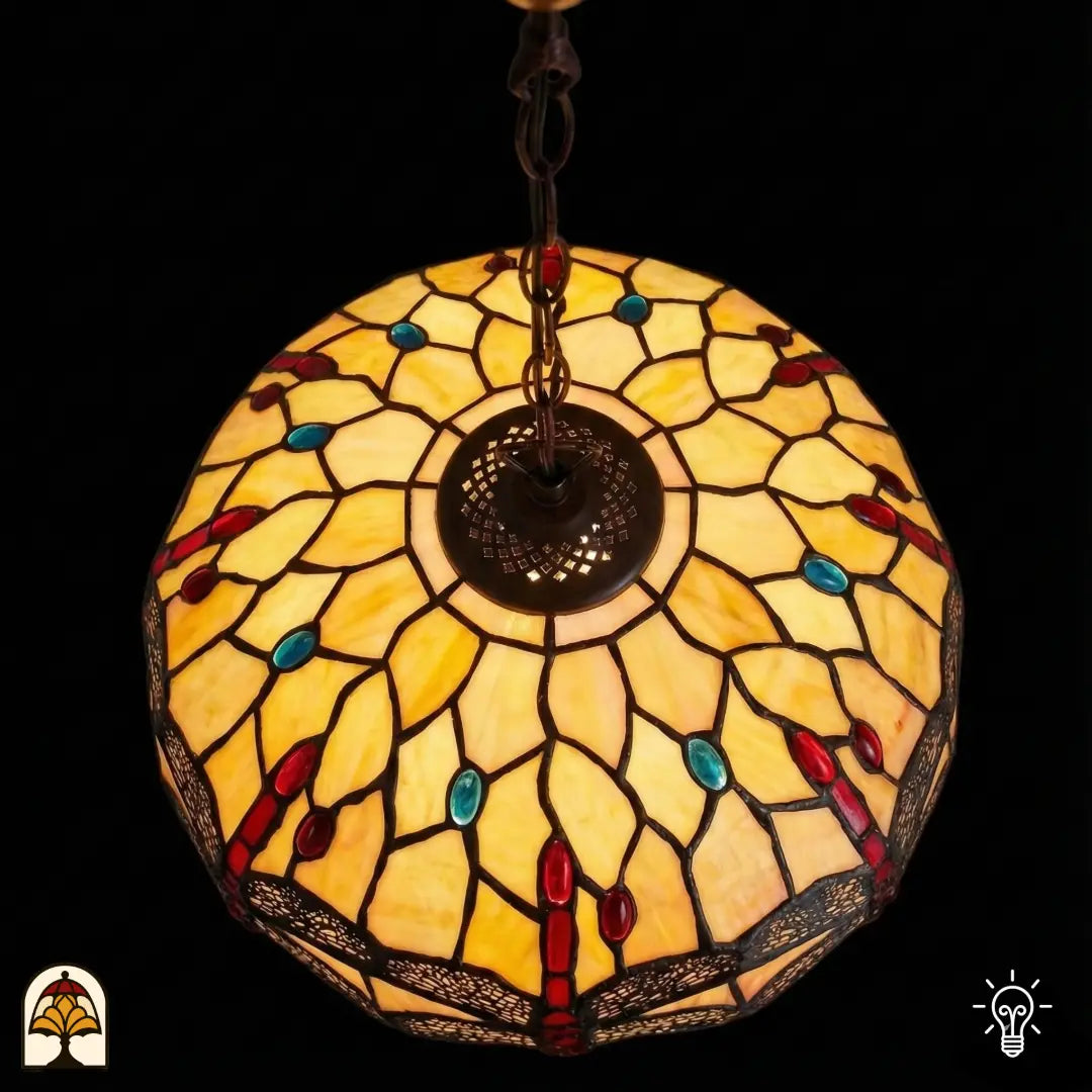 Vue de dessus abat-jour allumé suspension Tiffany Libelle, vitrail jaune ambré avec accents rouges et bleus et motifs de libellules, douille centrale en bronze