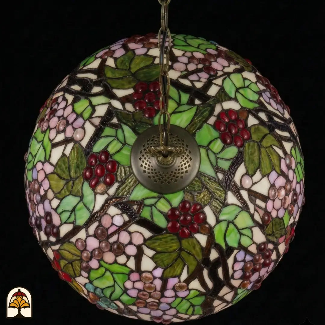 Vue de dessus abat-jour dôme éteint suspension Tiffany Sylva Berria, motifs de vigne avec raisins rouges et lilas et feuilles vertes en vitrail