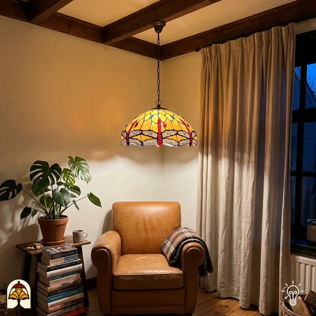 Gros plan abat-jour allumé suspension Tiffany Libelle ⌀25 cm – vitrail jaune ambré avec motifs de libellules et accents rouges