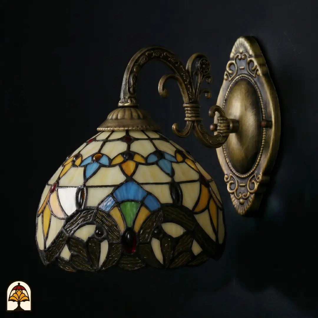 Applique murale Tiffany Barok éteinte vue de côté avec support en bronze, abat-jour avec pièces de vitrail baroques jaune doré, bleues et rouges