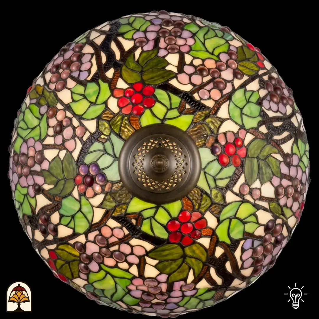 Vue de dessus abat-jour dôme allumé lampe de table Tiffany Sylva Berria, motifs de vigne avec raisins rouges, grappes lilas et beiges et feuilles vertes, douille centrale en bronze visible