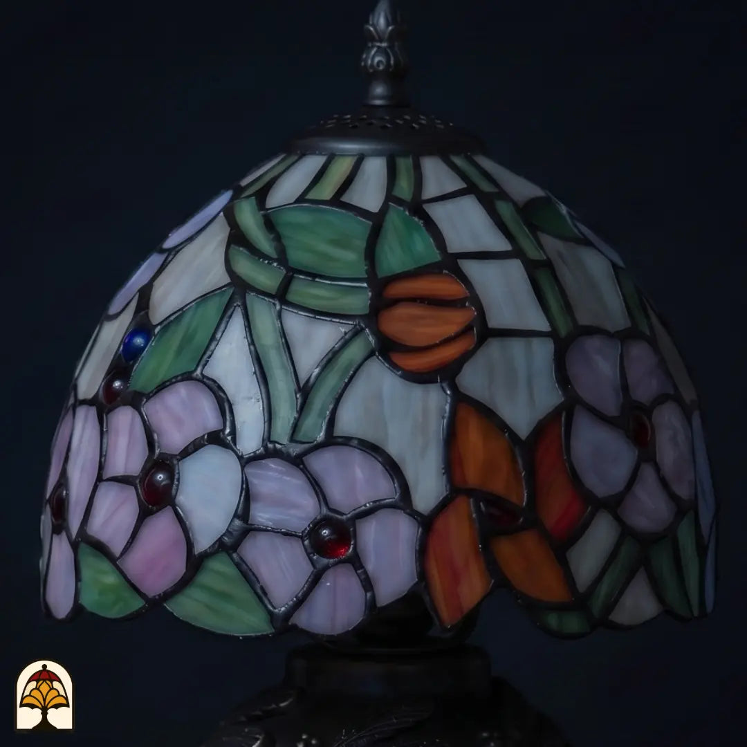 Gros plan abat-jour éteint lampe de table Tiffany Amber Flora Classic ⌀20 cm – fleurs roses et accents en verre ambré à la lumière du jour