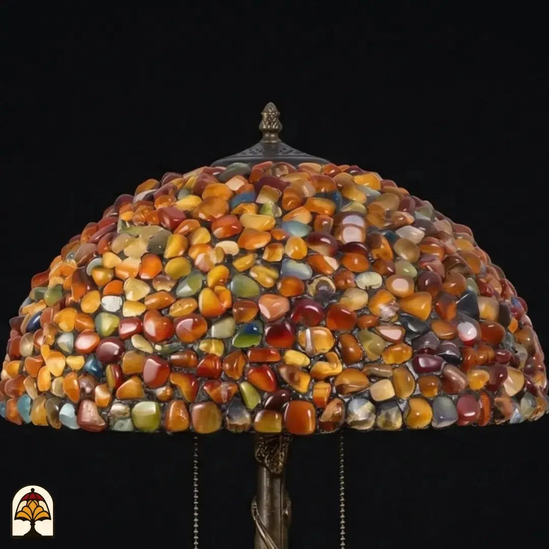 Abat-jour éteint de la lampe de table Tiffany Stone Mosaic Amber ⌀40 cm – pierres polies ambrées, rouges, bleues et grises en couleurs à la lumière du jour