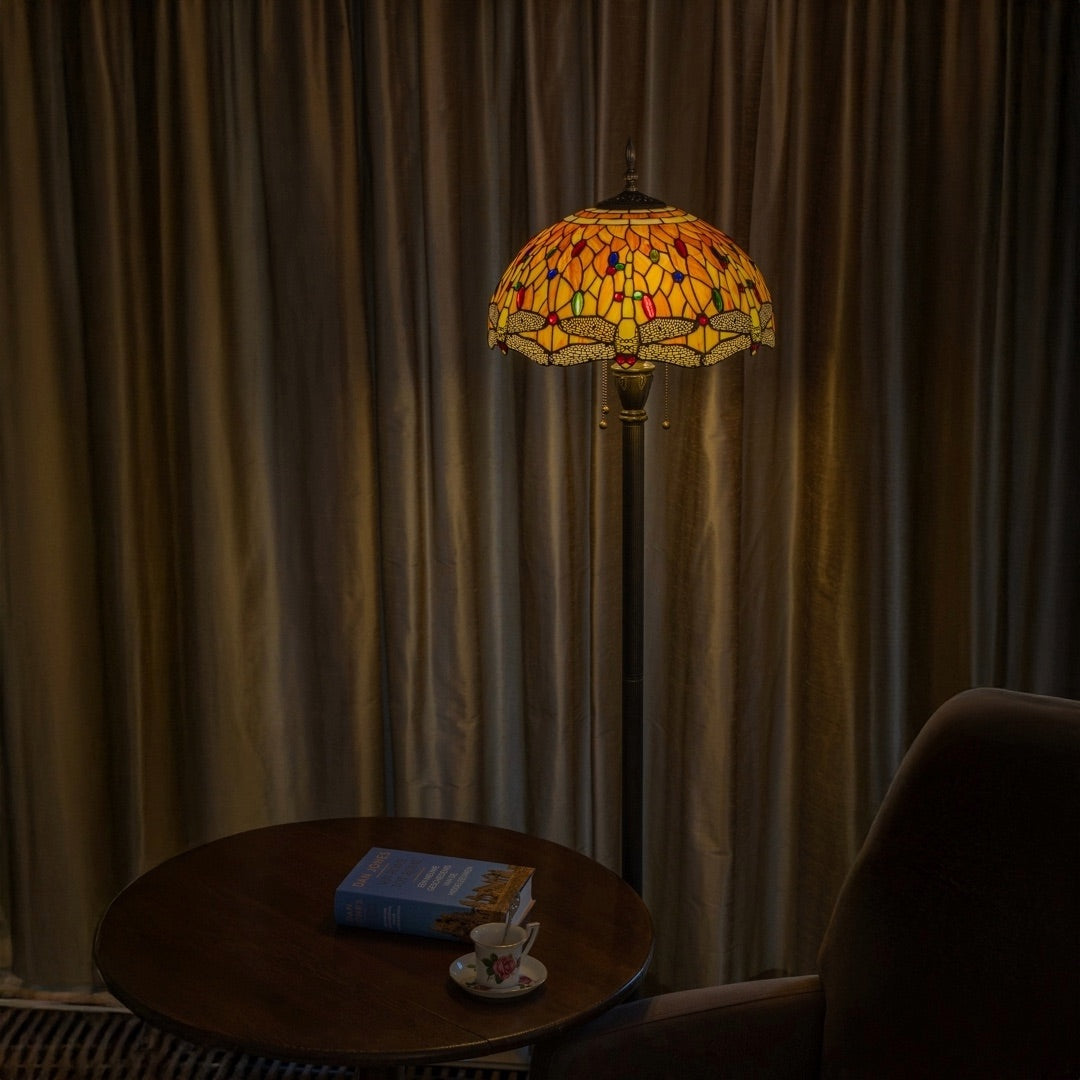 Lampadaire Tiffany dans une pièce sombre