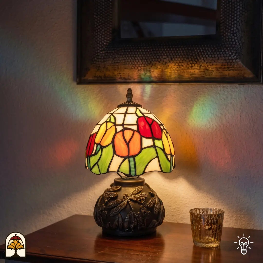Lampe de table Tiffany Holland Golden Tulip allumée dans un intérieur – tulipes hollandaises en vitrail