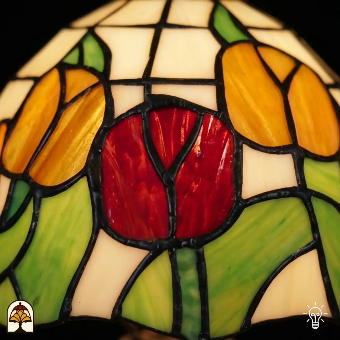 Gros plan abat-jour Holland Golden Tulip – tulipes rouges et jaunes avec feuilles vertes en verre