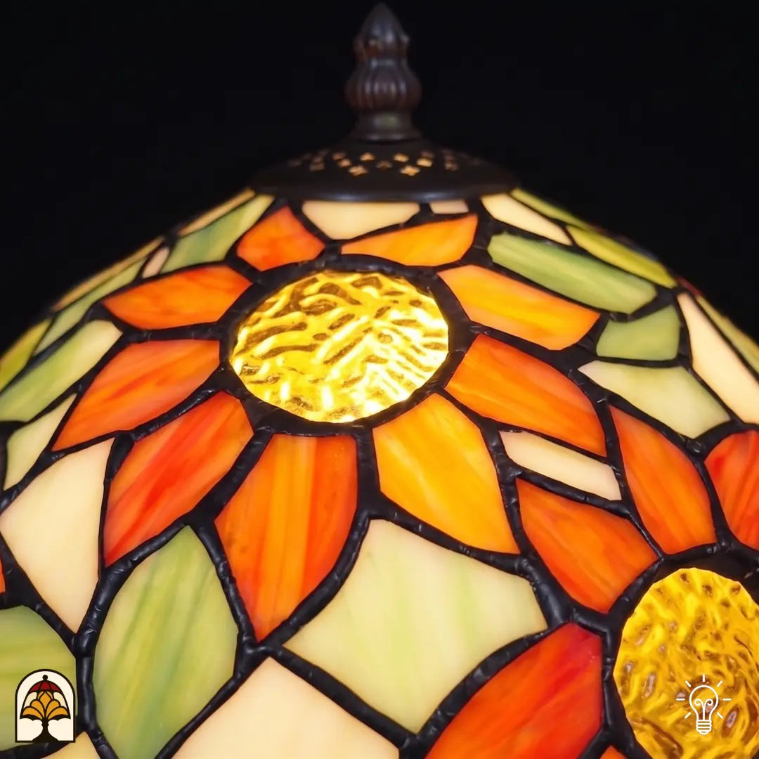 Gros plan abat-jour Solea Radix – pétales de tournesol orange et coeur jaune en vitrail