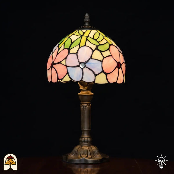 Lampe de table Tiffany Majestueuze Iris ⌀20 cm allumée – abat-jour dôme couvert de pétales d'iris roses et lilas