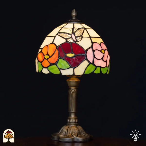 Lampe de table Tiffany Papilio Reginae ⌀20 cm allumée – abat-jour dôme crème avec fleurs colorées et motif de papillon