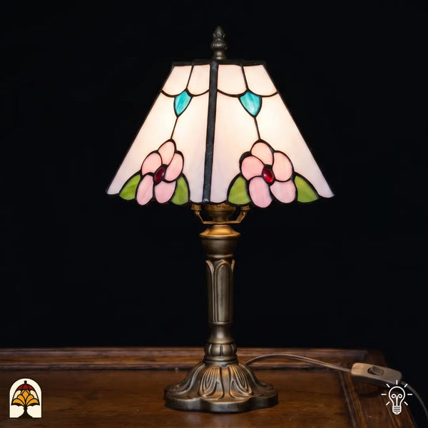 Lampe de table Tiffany Rosa Zaffiro ⌀20 cm allumée – abat-jour conique en blanc crème avec fleurs roses et accents de feuilles bleues