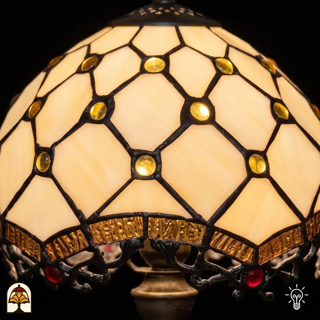 Gros plan abat-jour allumé lampe de table Tiffany Reticolo d'Oro ⌀20 cm – cabochons en verre dorés et verre crème en forme de diamant