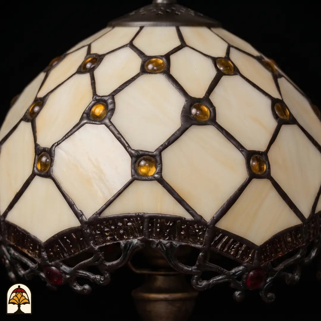 Gros plan abat-jour éteint lampe de table Tiffany Reticolo d'Oro ⌀20 cm – verre crème avec cabochons brun-orange et bordure décorative