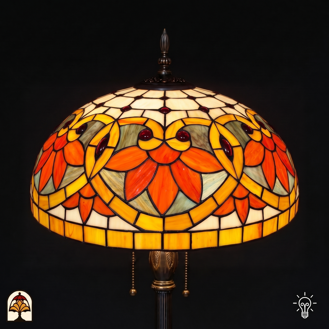 Abat-jour vitrail allumé du lampadaire Tiffany Rosso Aurea vu d'en bas, verre orange et jaune lumineux avec chaînettes