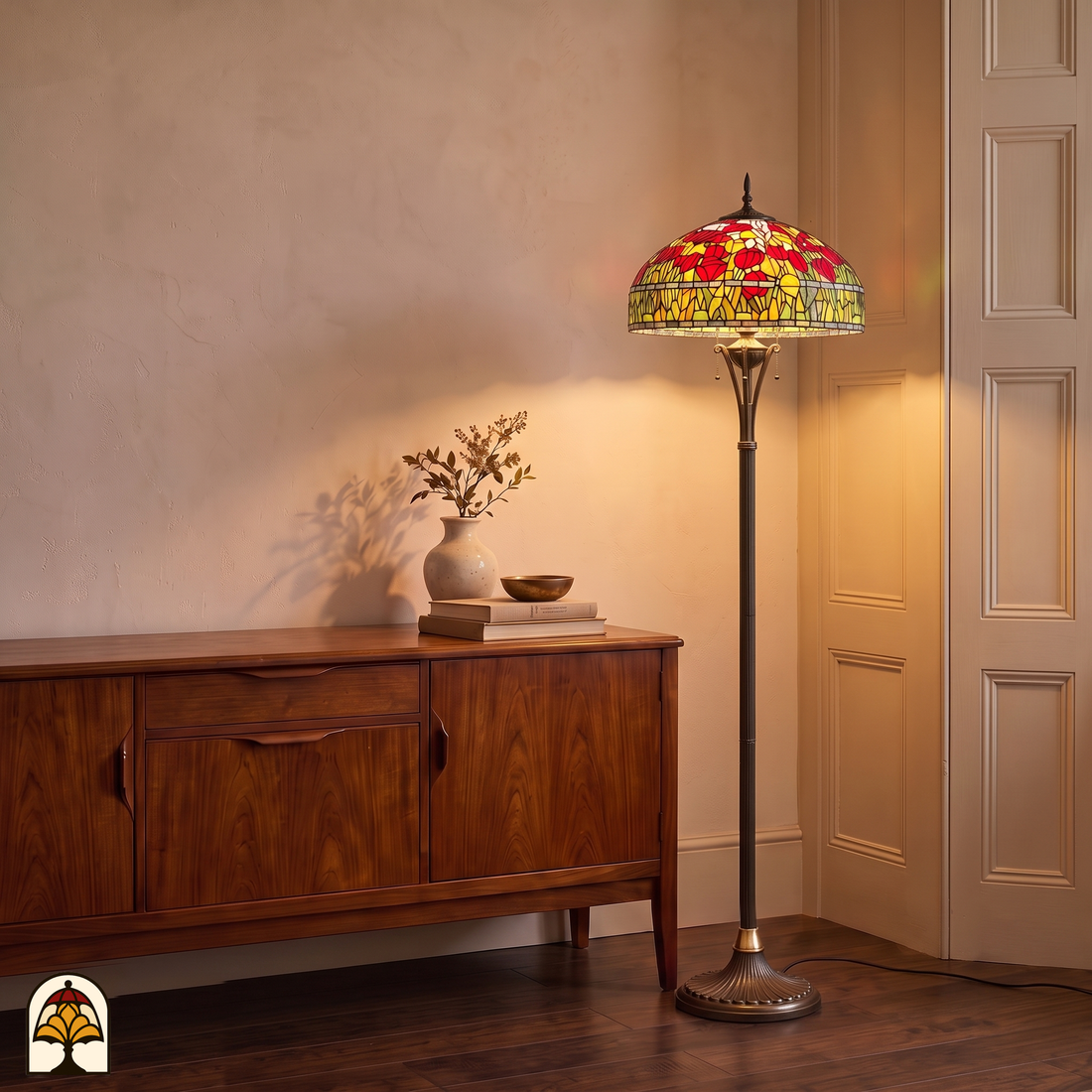 Lampadaire Tiffany Tulipa Rosso Azul près d'un buffet en bois – lumière chaude des tulipes dans un salon lumineux