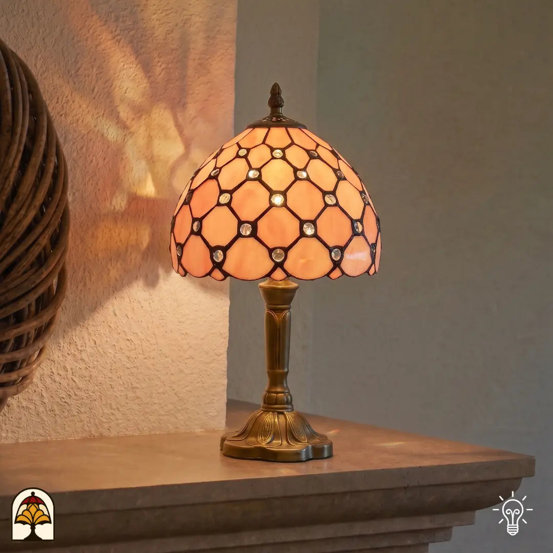 Lampe de table Tiffany Nuvola Rosa allumée dans un intérieur – douce lueur rose