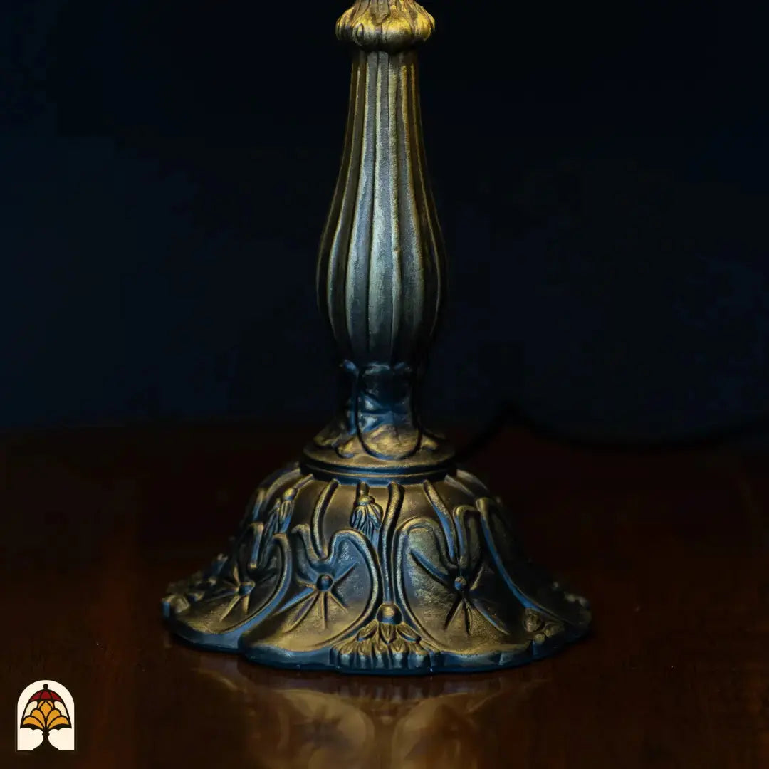 Gros plan pied colonne en bronze lampe de table Tiffany Rosetta ⌀30 cm – pied moulé ouvragé avec relief