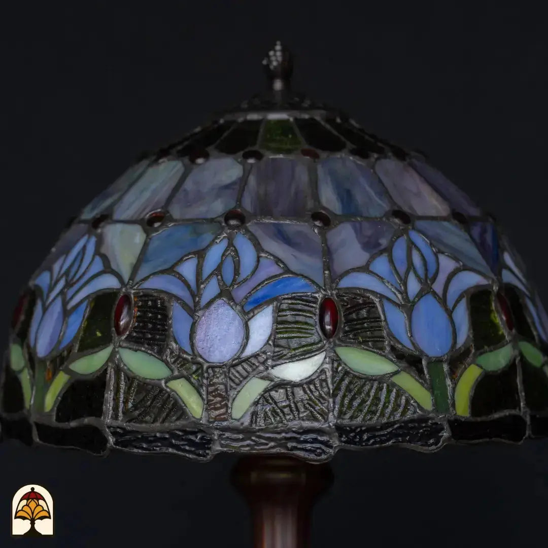 Gros plan abat-jour éteint lampe de table Tiffany Tulipa Lilac Sereno ⌀30 cm – tulipes lilas, cabochon rouge