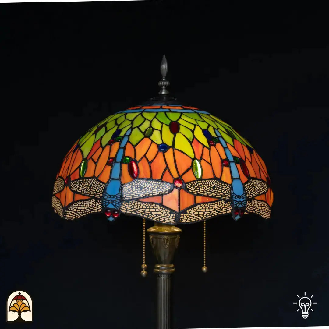 Gros plan abat-jour allumé lampadaire Tiffany Libellula Azul – verre bleu avec motif de libellules, cabochons en verre colorés