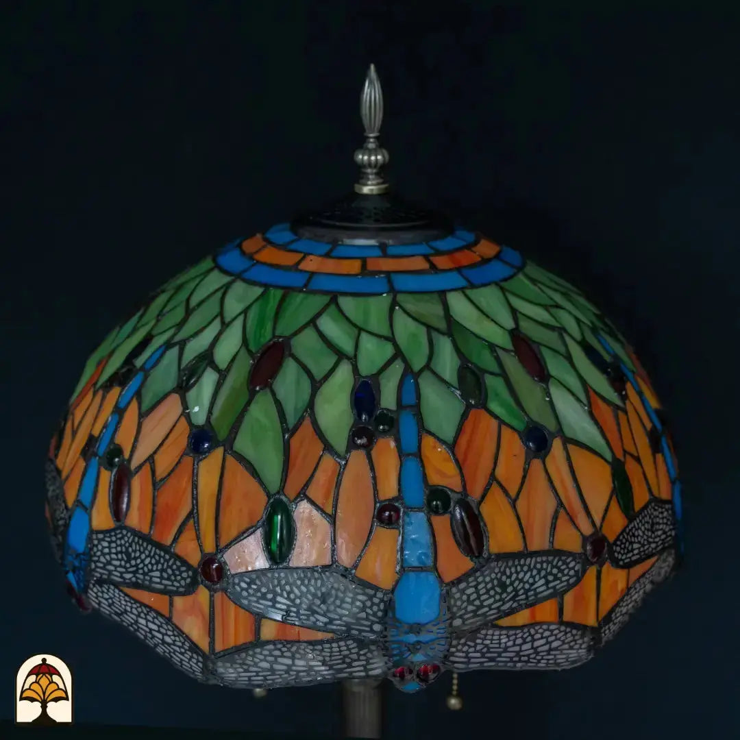Gros plan douille lampadaire Tiffany Libellula Azul – ampoules LED dans douille en bronze, interrupteurs à chaînette