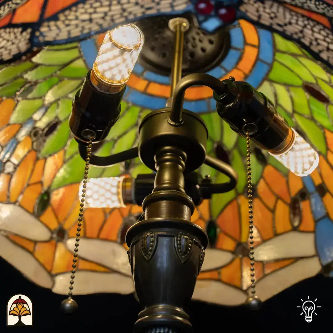 Gros plan de la douille allumée du lampadaire Tiffany Libellula Azul – ampoules allumées, verre bleu