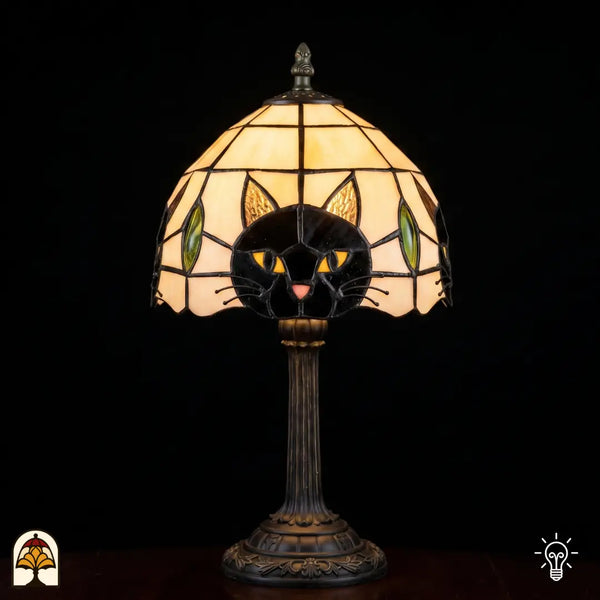 Lampe de table Tiffany Gatto Nero avec chat noir en vitrail, allumée sur fond sombre