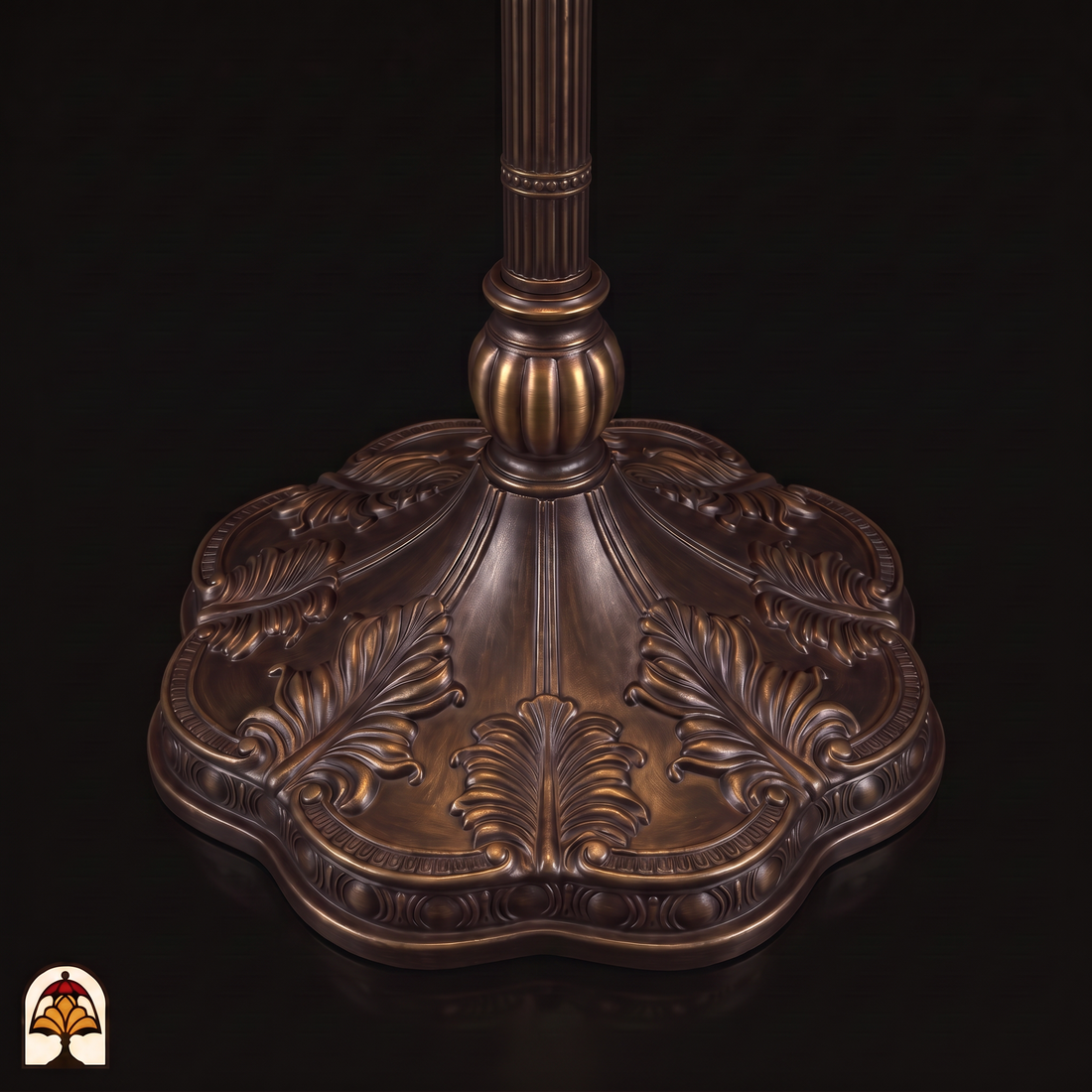 Tiffany vloerlamp Solea Leeslamp ⌀30 cm – close-up voet, bronskleurige voet met bladreliëf en gecanneleerde stam