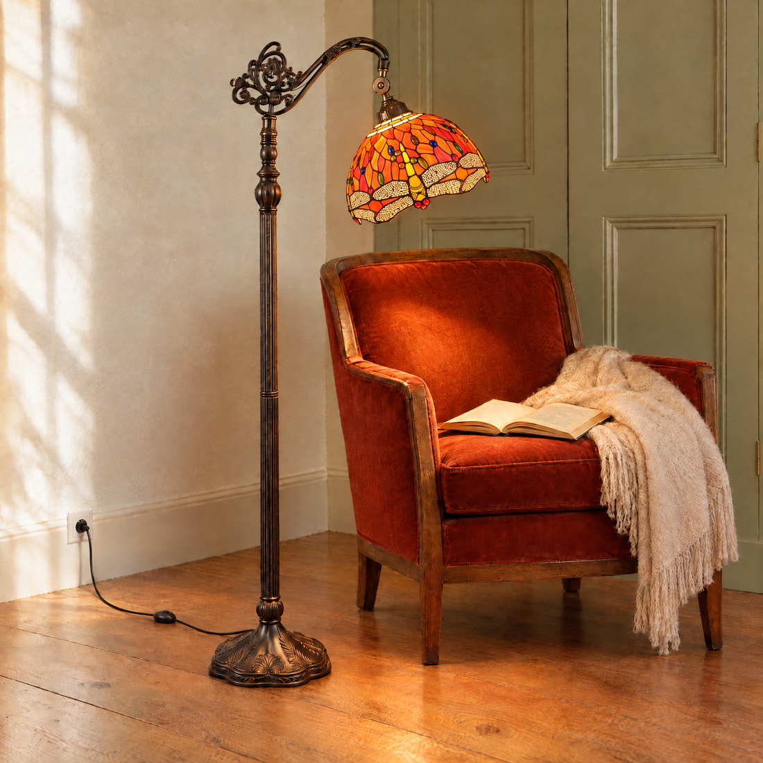 Tiffany vloerlamp Libellula Fiamma ⌀30 cm – sfeerfoto naast rode fauteuil in leeshoek met warm licht