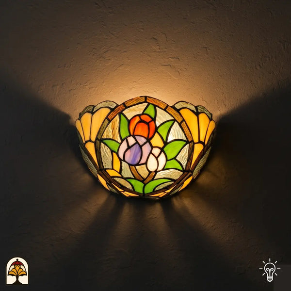 Applique murale Tiffany Tulipa Tricolore allumée sur le mur – trois tulipes en rouge, violet et blanc dans un abat-jour demi-rond