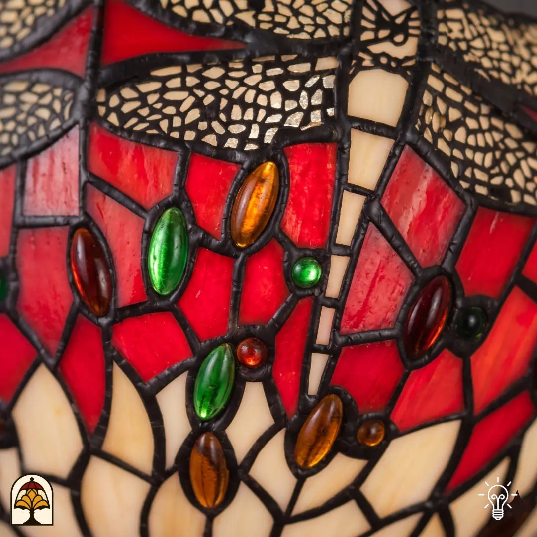 Applique murale Tiffany Libellula Rossa dans un intérieur chaleureux – jeu de lumière rouge chaleureux