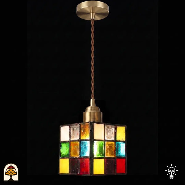 Suspension Tiffany Cubo Colorato allumée sur fond noir – abat-jour cubique avec surfaces de verre multicolores