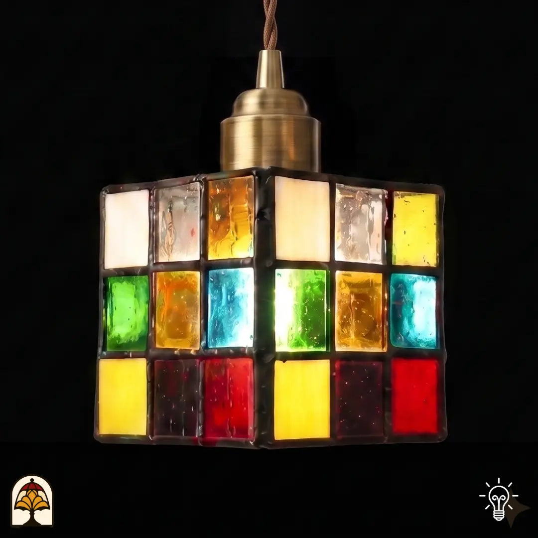 Suspension Tiffany Cubo Colorato allumée dans un intérieur chaleureux – cube coloré à l'allure chaleureuse