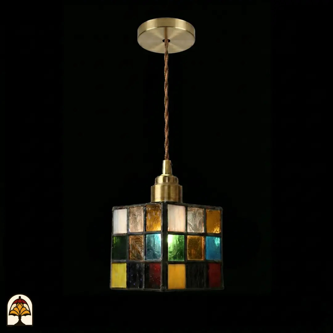 Gros plan suspension Tiffany Cubo Colorato – détails de verre rouge, orange, vert, bleu et blanc