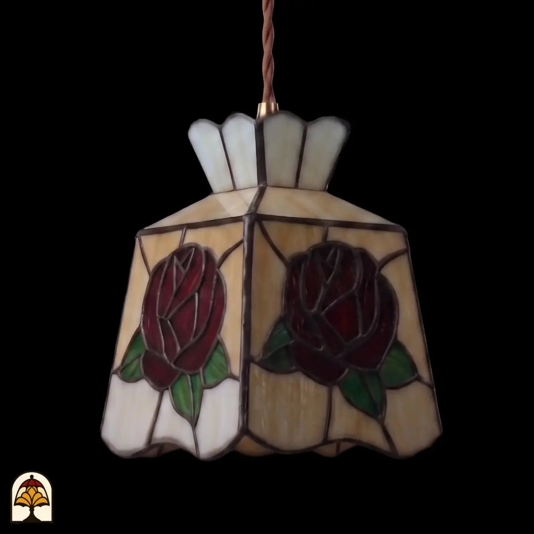 Suspension Tiffany Rosa Romantica éteinte – abat-jour crème avec roses rouges en couleurs à la lumière du jour