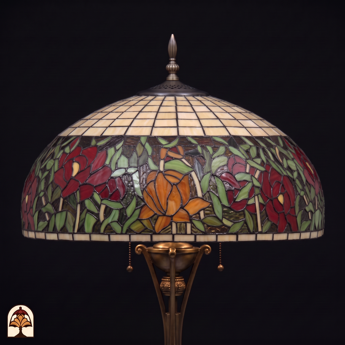 Tiffany vloerlamp Peonia Rossa ⌀50 cm – close-up onverlichte kap, robijnrode pioenrozen in koperfolietechniek