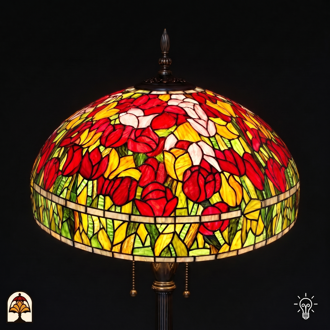Abat-jour tulipes allumé du lampadaire Tiffany Tulipa Rosso Azul vu d'en bas, tulipes rouges et jaunes sur feuillage vert