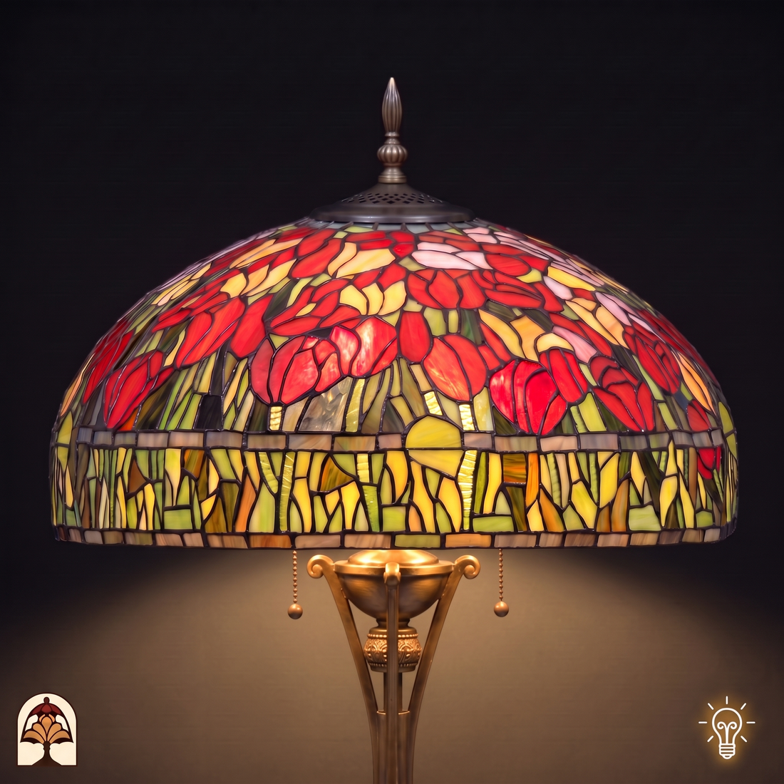 Gros plan abat-jour allumé du lampadaire Tiffany Tulipa Rosso Azul – tulipes rouges, jaunes et roses sur verre vert