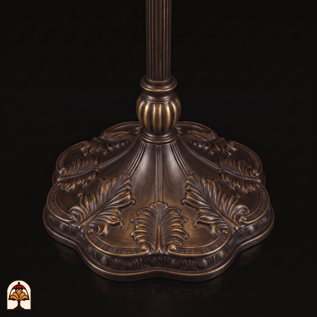 Tiffany vloerlamp Solea Uplighter ⌀30 cm – close-up bronskleurige voet met bladreliëf