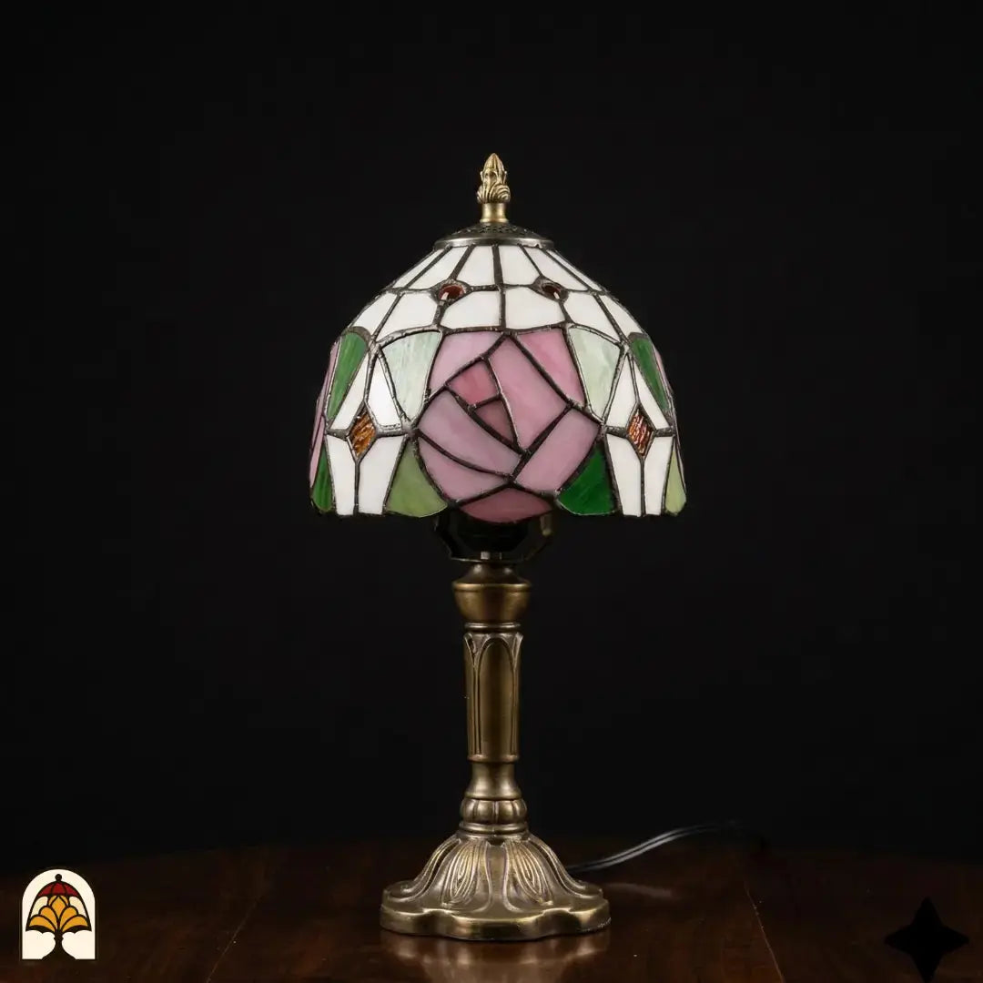 Lampe de table Tiffany Rosalia Verde éteinte, abat-jour blanc avec rose rose et feuilles vertes en vitrail, pied vase élancé en bronze, fond sombre