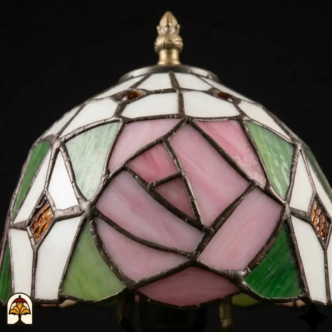 Gros plan abat-jour éteint lampe de table Tiffany Rosalia Verde, grande rose rose et feuilles vertes en vitrail