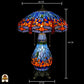 Tiffany lamp tafellamp met maatindicaties: diameter kap 46 cm, totale hoogte 68 cm, voetdiameter 17 cm; verlichte kap met blauw glas, libellemotieven en blauwe glaskralen zichtbaar