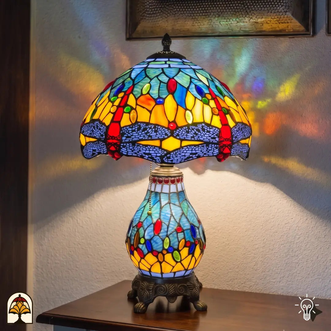 Lampe de table Tiffany Libellula Azurea ⌀30 cm allumée dans un intérieur chaleureux – abat-jour bleu azur à motif de libellule, lumière chaude, pied en bronze