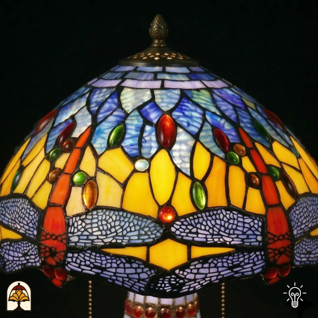 Gros plan abat-jour allumé lampe de table Tiffany Libellula Azurea ⌀30 cm – vitrail bleu azur avec motif de libellules et cabochons en verre colorés
